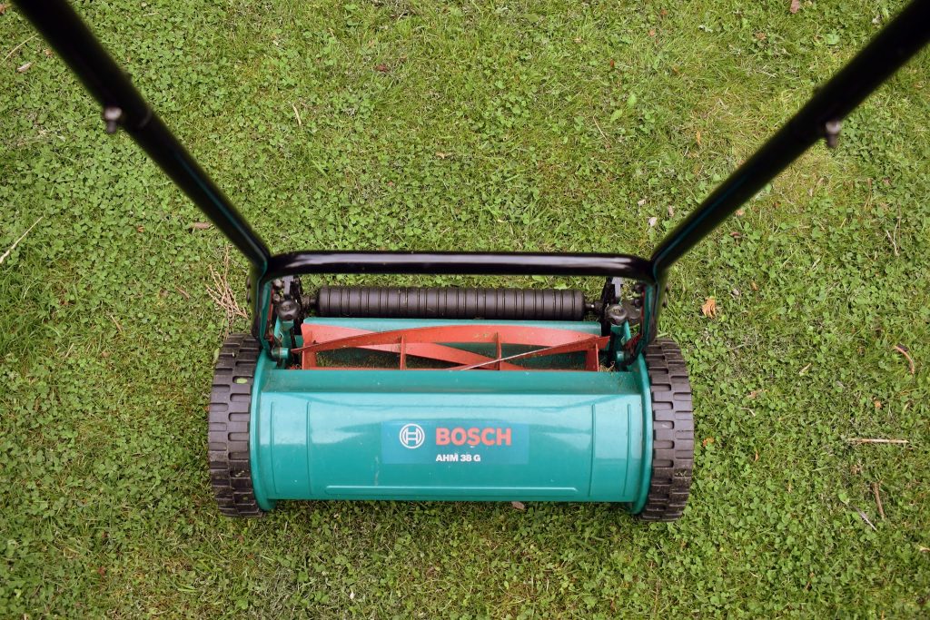 Benefits of Using a Manual Lawn Mower